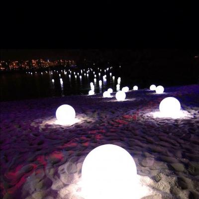 China Indoor and Outdoor Lightweight Plastic Waterproof Christmas Gift Modern Decorative Garden Ball Lighting Ball for sale