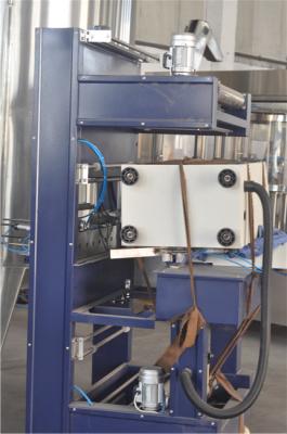 China Plastic Bottle Heat Shrink Sleeve Labeling Machine / Electric Wrapping Machine for Liquid Bottling for sale