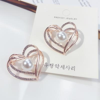 China Fashion Jewelry Decoration New Arrivals Rose Gold Plated Freshwater Pearl T-shirt Buckle Rhinestone Heart Shape Scarf Buckle For Women for sale