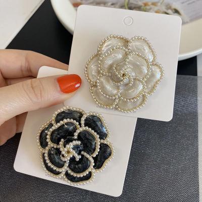 China High Quality 2021 Drop Elegant 18K Gold Plated Camellia Brooches Vintage Circling Insert Pearl Plant Flower Brooch for sale