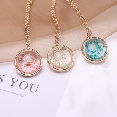 China 2021 High Quality Hot Sale 18K Gold Plated Dried Flower Necklaces Transparent Wish Mini Glass Pendant Greenhouse Dried Flower Pendant Necklace for sale