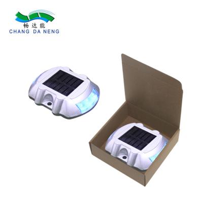 Chine le rail solaire de la plate-forme 1.2V allume les lumières solaires de bord rechargeable du dock 600mah à vendre