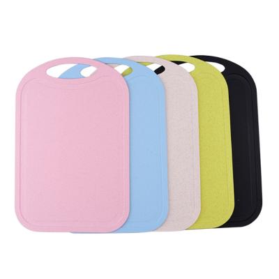 China Kitchen Meat Fruit Vegetable Cutting Board Wheat Straw And PP Chopper Sustainable Non-Slip Colorful Chopper With Hook for sale