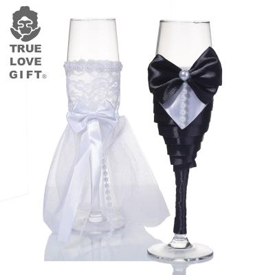 China Viable Fashion Toasting Set 2Pcs Wedding Groom Wine Glass Wedding Champagne Flutes For Bride And Glass Cup for sale