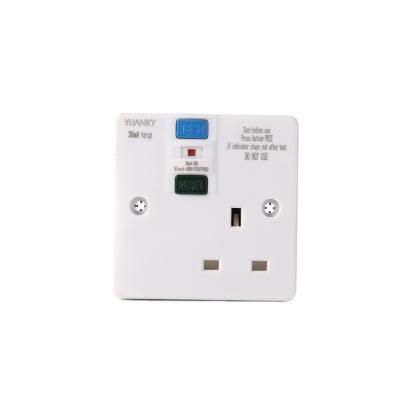 Cina UK Type 13A AC Single with RCD Plastic Socket Wall Socket Industrial Standard Grounding 10ma &30ma 2000V Min 3*2.5mm2 ISO9001 4K in vendita