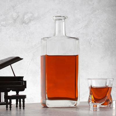 China Botella de decantador de whisky de vidrio libre de plomo saludable con vidrio de brandy cuadrado y tapón en venta