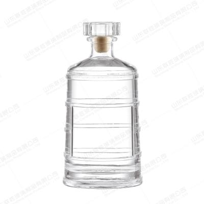 China Healthy Lead-free Glass 700ml Whisky Vodka Spirit Glass Bottle for Wine Presentation for sale