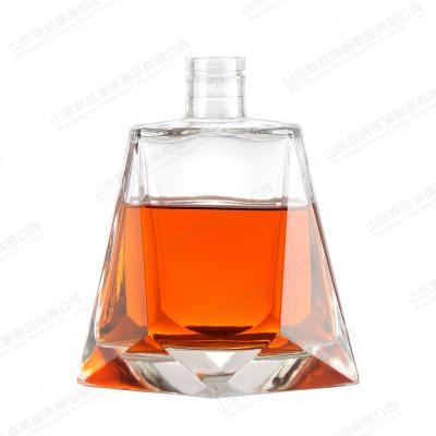 China Diamantenvormige glazen tequilafles 500 ml 700 ml 750 ml voor wijnindustrieel drankje Te koop