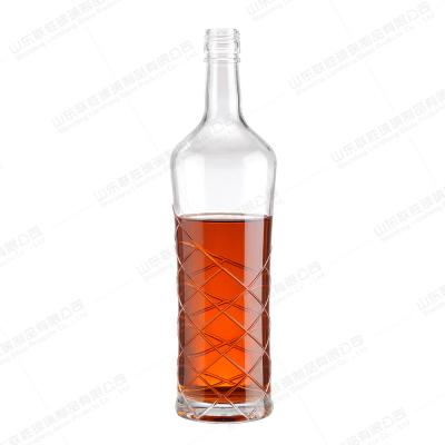 China 500 ml 700 ml 750 ml ronde gegraveerde glazen fles met schroefdop voor vodka gin whisky Te koop