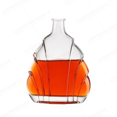 China Exquisita artesanía de talla botella de vidrio para montaña caliente forma whisky vodka brandy en venta