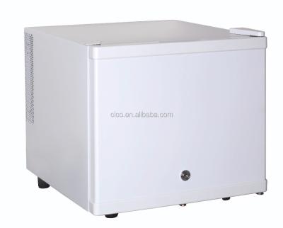 China Single-temperature White Color Mini Bar Fridge 17L Mini Fridge Table Top Small Drinks Beer Bar Cooler Freezer for sale