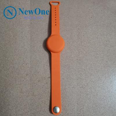 China Waterproof Silicone+PCB+PCBA BLE 5.0 Low Power Temperature Wristband IP67 Silicone Wristband With Temperature Sensor for sale