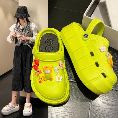 China New Arrival Cute Summer Fashion Ladies Wind Damping Bottom Thick Stepping Hole Shoes Diy Fashion Garden Shoes Lightweight Casual Slippers for sale