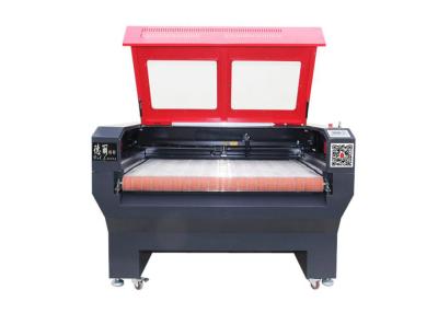 China Automatische het Voeden Leer/Doeklaser Scherpe Gravuremachine 2 Hoofd120w Te koop