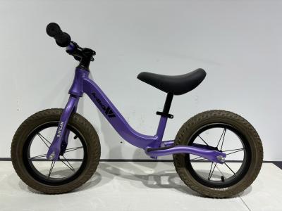 China Bicicleta de empuje infantil personalizada con llantas llenas de aire y silla cómoda en venta