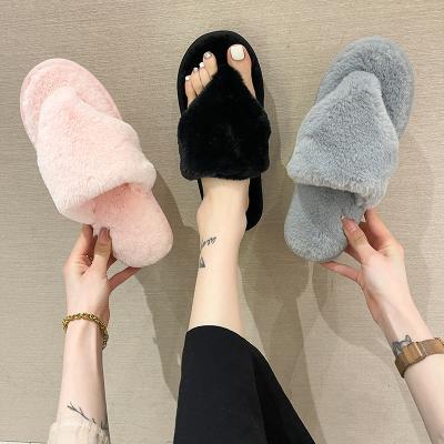 China Fashion trend 2021 female fur flip flops fashion new winter ladies home flip flops fake fluffy soft plush slippers for sale