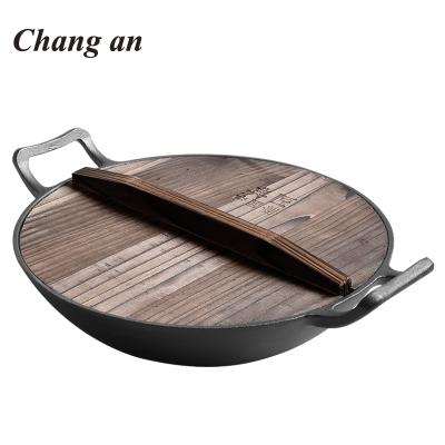 China Sustainable cast iron wok with handle preseasoned frying wok with wooden lid for sale