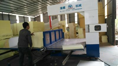 中国 Adjustable Cutting Speed Vertical Foam Block Cutting Machine For Electricity 販売のため