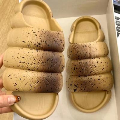 China Fashion Trend Bread Slides EVA Slides Soft Gradient Cloud Unisex Women Thick Unique Slippers Men Clogs Slides Ins Fashion Slippers Worm Sandals for sale