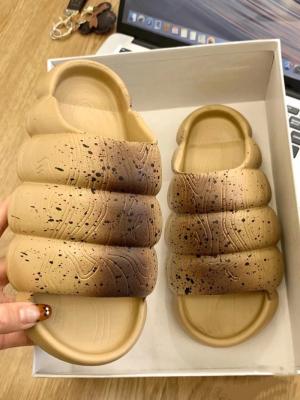 China Fashion Trend Bread Slides EVA Slides Soft Gradient Cloud Unisex Women Thick Unique Slippers Men Clogs Slides Ins Fashion Slippers Worm Sandals for sale