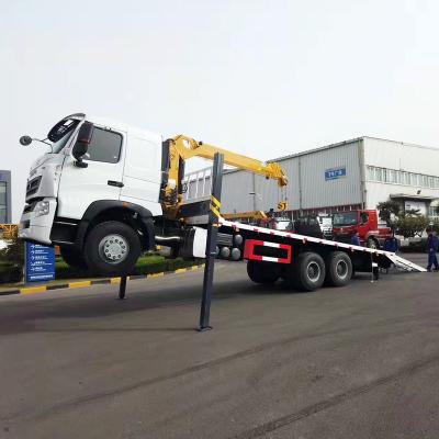 China SINOTRUK HOWO 10 WHEELER 6X4 SELF LOADING TRUCK WITH 10T CRANE 13490*2650*3855mm for sale