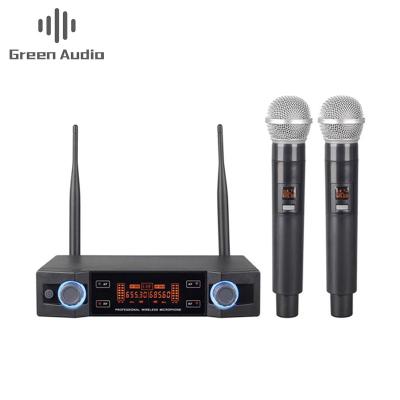 China Professional 2 Handheld UHF Frequencies Dynamic Capsule 2 channels Wireless Microphone for Karaoke System zu verkaufen