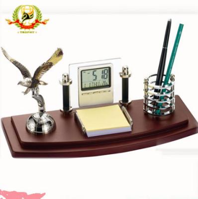 China New Decoration Design Desktop Decoration For Gift And Most Popular Desktop Souvenir Plastic Metal Pen Holder for sale