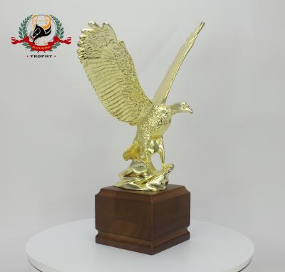 China China Poly Resin Eagles Sculpture Awards Animal Statue Big Bird Statue Golden Eagle Desktop Decor for sale