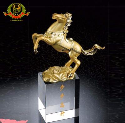 China High Quality Europe Gold Metal Horse Trophies Awards With Crystal Base for sale