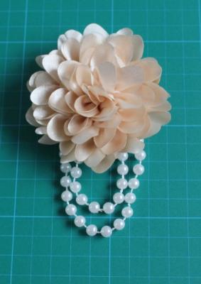 China Corsage in der weißen Blume, Perlen-Gewebe-Blumen-Corsagen mit Chiffon- künstlichem zu verkaufen