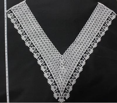 Chine Blanc de lait de motif d'habillement de collier de broderie de dentelle de cou poly pour l'habillement à vendre