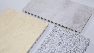 China PET Oberflächenaluminiumsteinlegierung 6000 der bienenwaben-Platten-0.7mm des Blatt-2000mm zu verkaufen