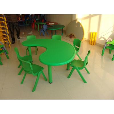 China Strong Crescent Shape Solid Wood Children's Furniture Preschool Children's Furniture Desk and Chair Set for sale