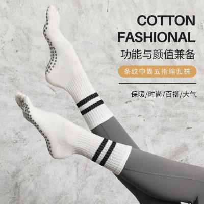 China Anti-Bacterial Customized Non-slip Yoga Socks for Grasping Socks Grizzling Knocks Pattern Custom Logo OEM Toeart 5 Five-Point Fingers for sale