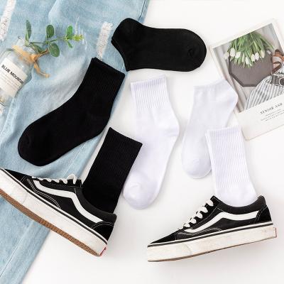 China Fashional adult cotton thongs spring socks men's mid-tube and long socks couples sports summer day solid color black and white socks for sale