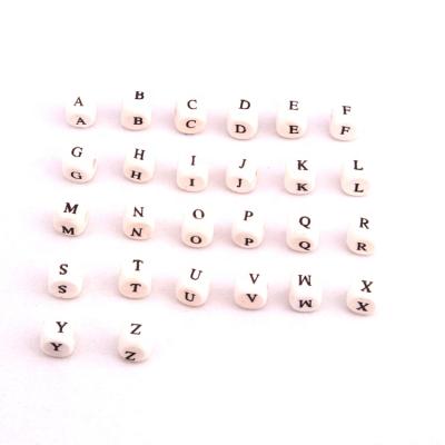 China Safe China Factory Price 8mm, 10mm Natural Wooden Dies White Beads With Custom Wooden Letter Cube Alphabet Beads With Hole for sale