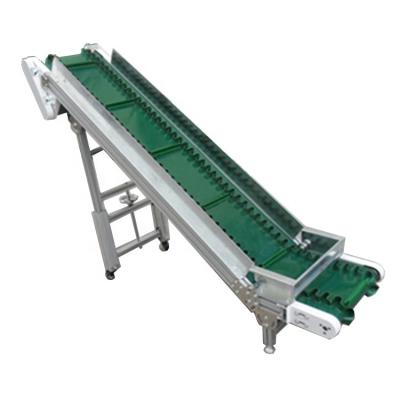 Cina Run Smooth Belt Cleated Conveyor Mobile Slope Hill Conveyor in vendita