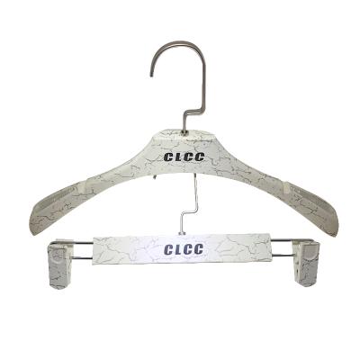 China Wholesale Non-slip Creative White Slot Pattern Plastic Hanger Set for sale