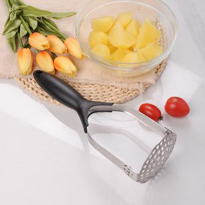 China Professional Viable Kitchen Accessories Potato Crusher Stainless Steel Mash Potato Masher Crusher Fruit Press for sale