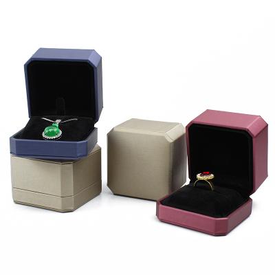 China Fashionable SUNDO Brushed Leather Jewelry Box Ring Necklace Jewelry Gift Box in stock for sale