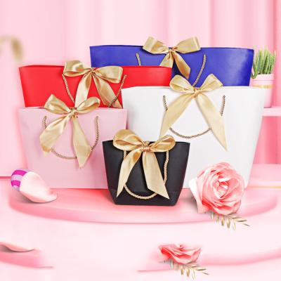 China Recyclable High Quality Shopping Gold Foil Logo Ribbon Paper Gift Bag Kraft Paper for sale