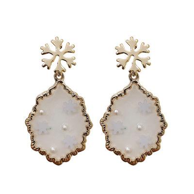 China Vintage Environmental Friendly Style Floral White Simulated Pearl Dangle Earrings for sale