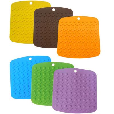 China Durable Square Silicone Protective Slip Proof Silicone Mat Insulating Hanging Hole Design Easy To Store for sale