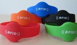 China 860 ～ 960MHz Wristband Tag RFID Laundry Tag  for sale