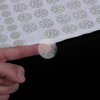 China Transparent vinyl custom logo printing sticker anti-scratch waterproof self adhesive label PVC stickers Te koop