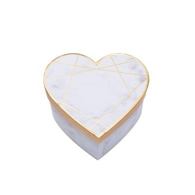 China Custom Cardboard Luxury Gift Package Box Heart Shape Matt Lamination en venta