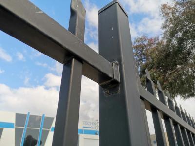 中国 6 Foot High 3 Rail Aluminium Tubular Fencing For Residential 販売のため