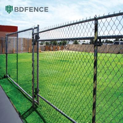 China 8 ft Chain Link hek PVC bedekt Zwart Vinyl Cyclone Iron Wire Mesh Metalen hek Voor Outdoor tuin hekpaneel Te koop