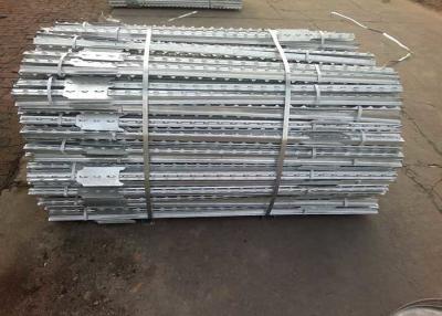 China La inmersión caliente ISO14001 2015 galvanizó el poste tachonado de acero de los 8ft T en venta