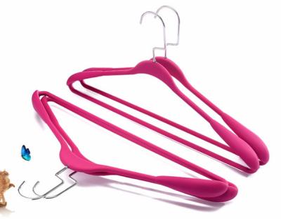 China 2021 new scandinavian rubber liner fashion plastic coat hanger with wide shoulders for sale